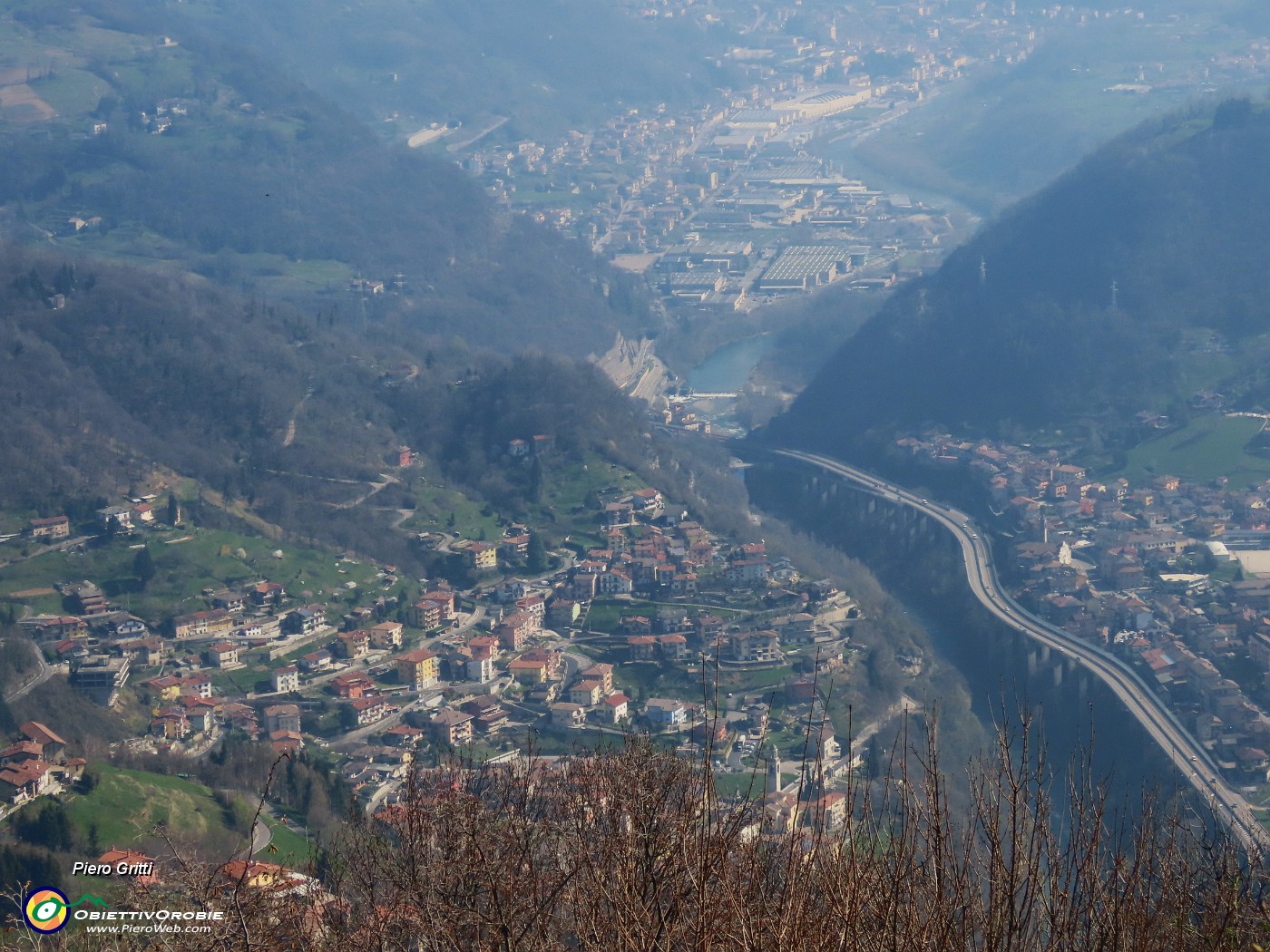 47 Zoom su Ubiale e il serpentone viadotto statale di Val Brembana.JPG